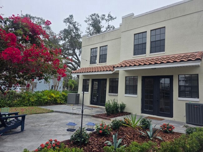 Photo - 637 Hillcrest St