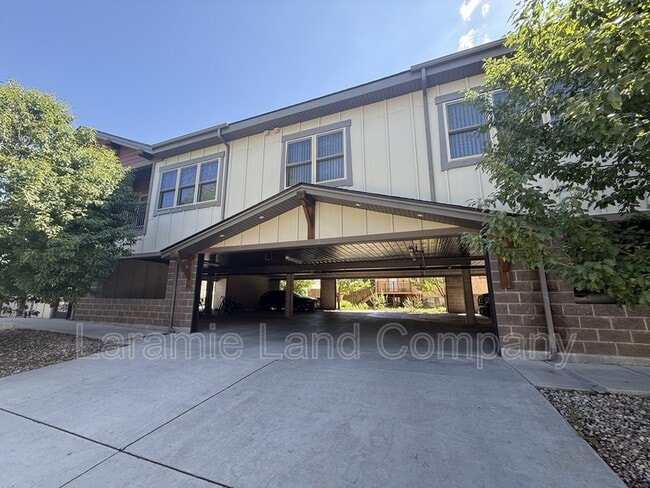 Building Photo - 1403 E Gibbon St