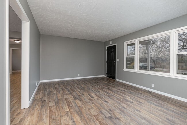 Photo - SOUTH SPRINGFIELD HOME (Kickapoo and Cherokee Schools) -- 3 Bed | 1.5 Bath | 2 Car Garage -- LARG...