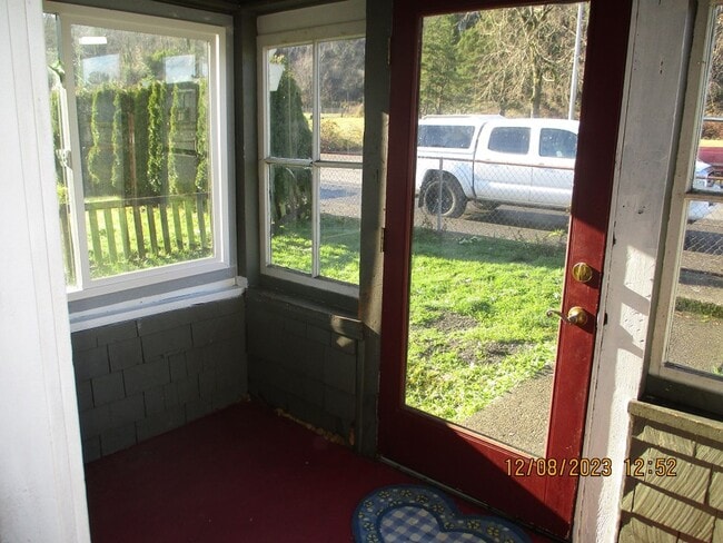 Building Photo - 916 Lincoln St