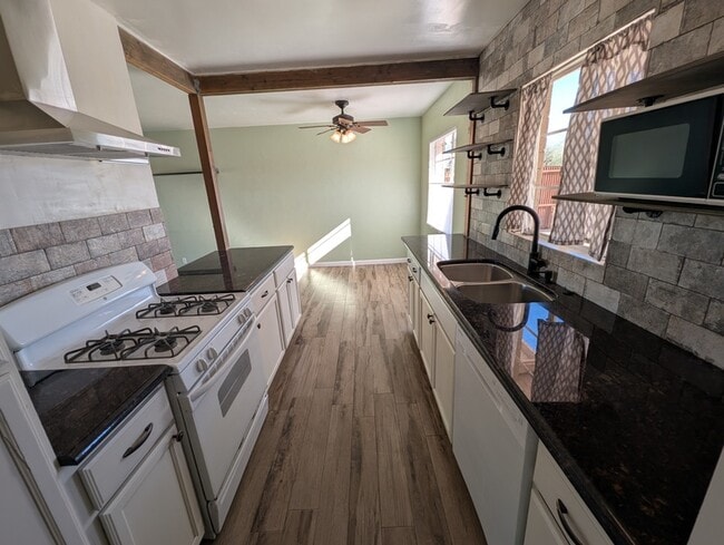 Photo - 5034 E 17th St