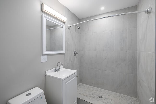 2BR, 1BA - 617SF - Bathroom - 2020 Park