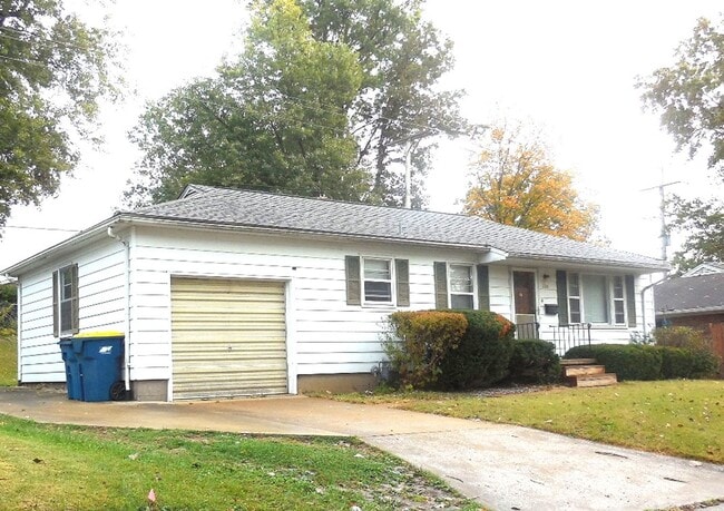 Building Photo - 2 Bedroom Home in Edwardsville! Great Woo...