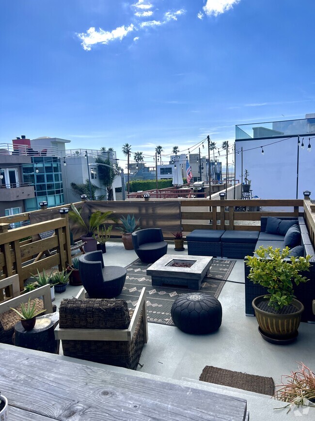 Building Photo - 33 S Venice Blvd Rental