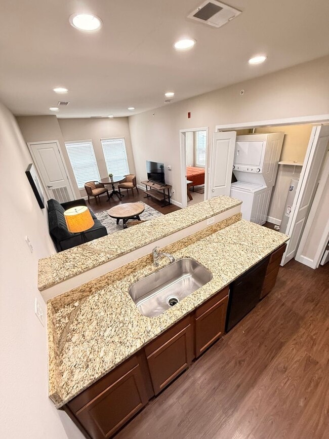 609 S Henderson