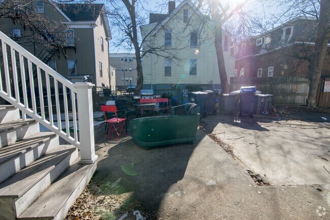 Building Photo - 4 Bed 2 Bath  — Granite Kitchen & In-Unit ... Rental