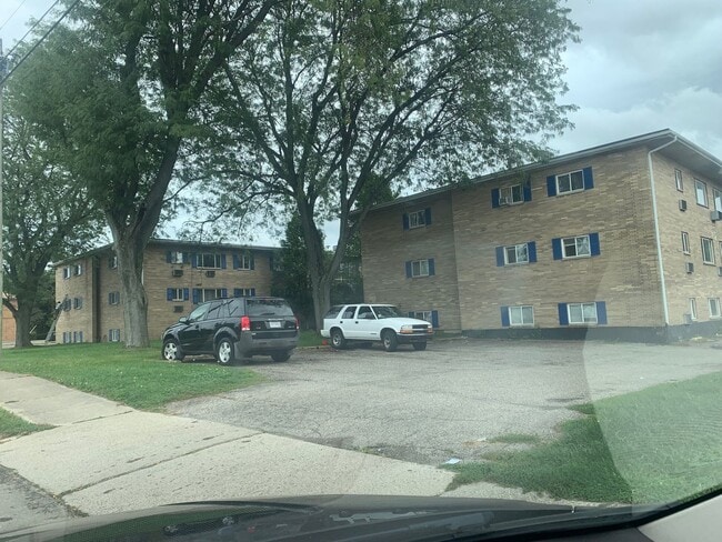 Building Photo - 1570 Woodman Dr Unit 1570-021