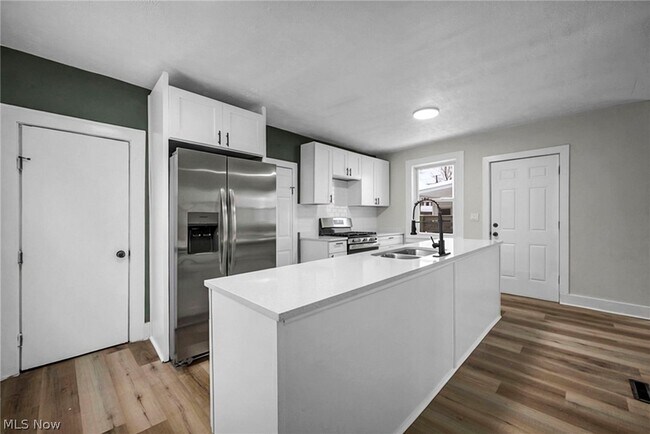 Photo - 1939 W 54th St