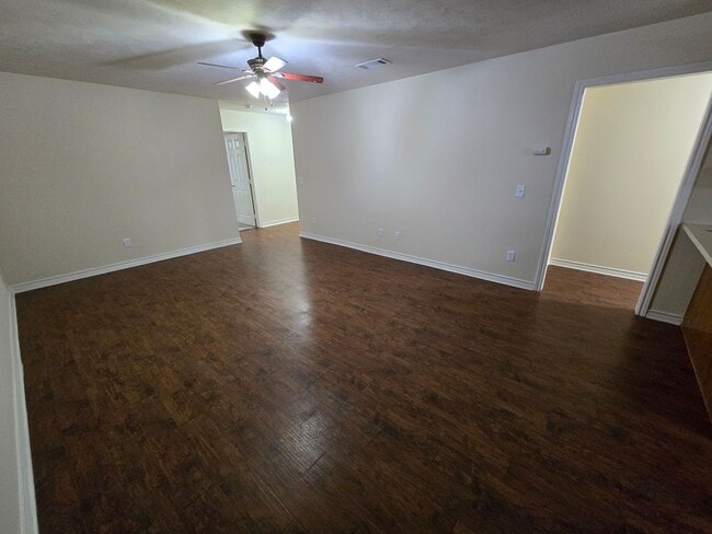 Photo - College Station - 3 Bedroom / 3 Bath duplex - Fenced in Yard.