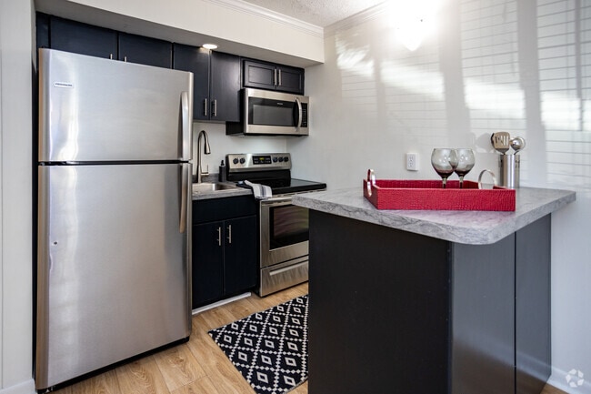 Studio, 1 BA - 450SF