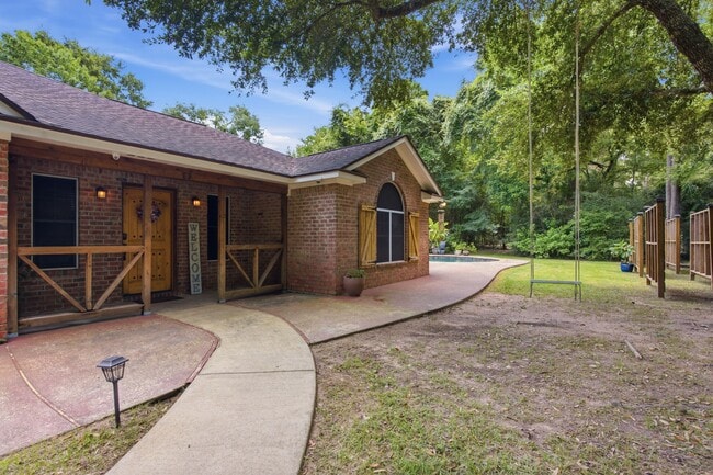 Photo - 223 Pin Oak Ln
