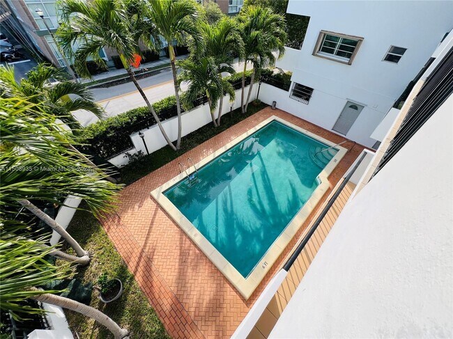 1900 Meridian Ave Unit 306