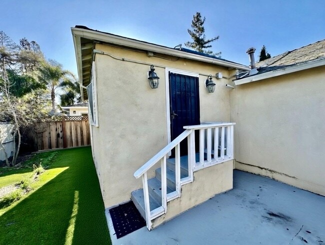 Building Photo - 815 Canyon Rd