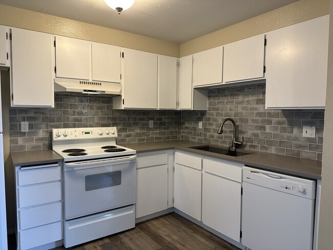 Photo - 643 Brookside Ct