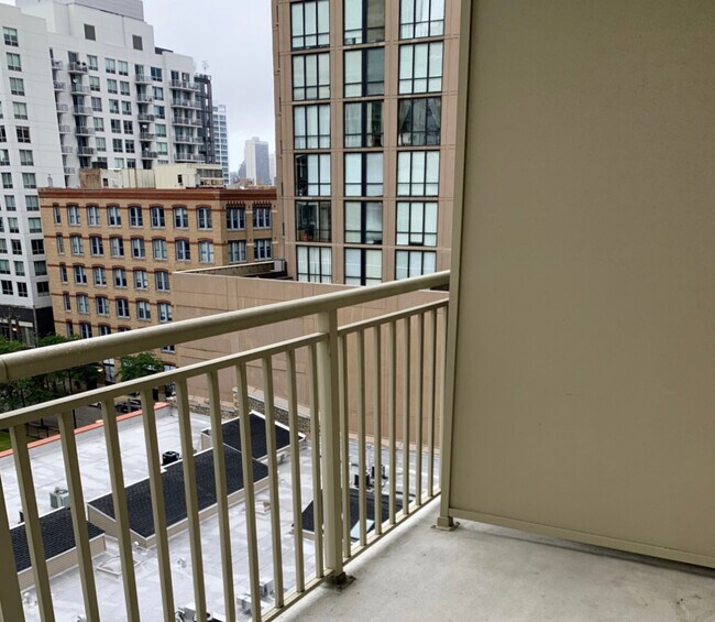 645 N Kingsbury St Unit 907