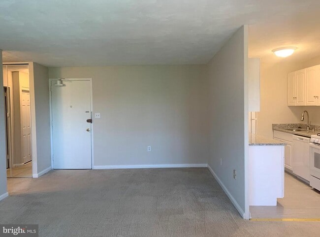 Building Photo - 1200 S Arlington Ridge Rd Unit 605 Rental