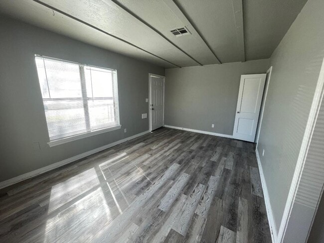 Photo - 2 BED 1 BATH DUPLEX FOR LEASE