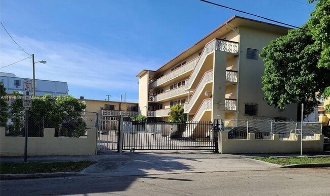 Photo - 1220 SW 5th St Unit 17