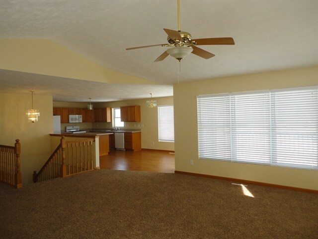 Photo - 200 Staffordshire Dr NE