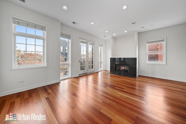 Building Photo - 1315 N Wicker Park Ave Unit J08P