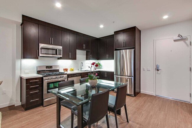 The Metropolitan at Larchmont Village