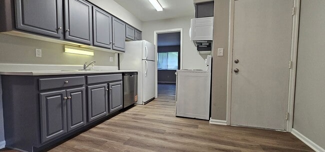 Building Photo - Newly Renovated 2-Bedroom Duplex in Butler... Rental