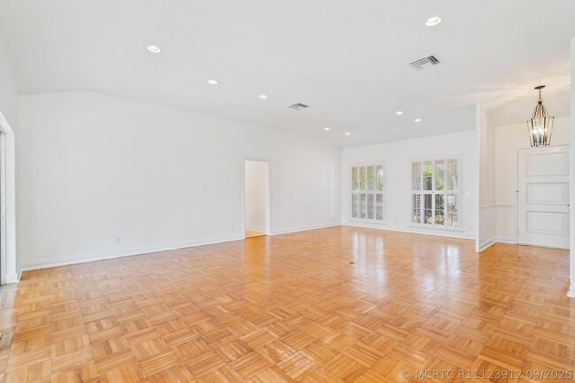Photo - 210 Russlyn Dr
