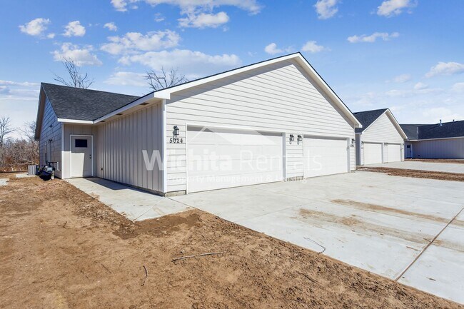 Building Photo - 5032-5032 S Sycamore St Unit 5030 S. Sycamore Ct.