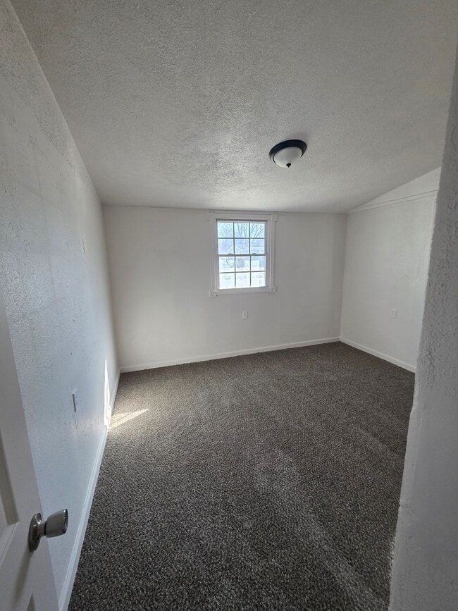 Building Photo - LIMITED TIME**NO APPLICATION FEE**1/2 OFF DEPOSIT**