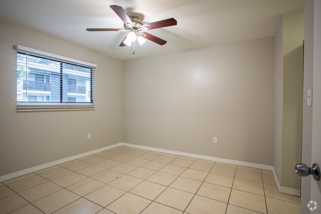1BR, 1BA - 660SF Dogwood - Bedroom - Silver Creek Apartments | 1-3 Bedroom Apartments in Gainesville, FL