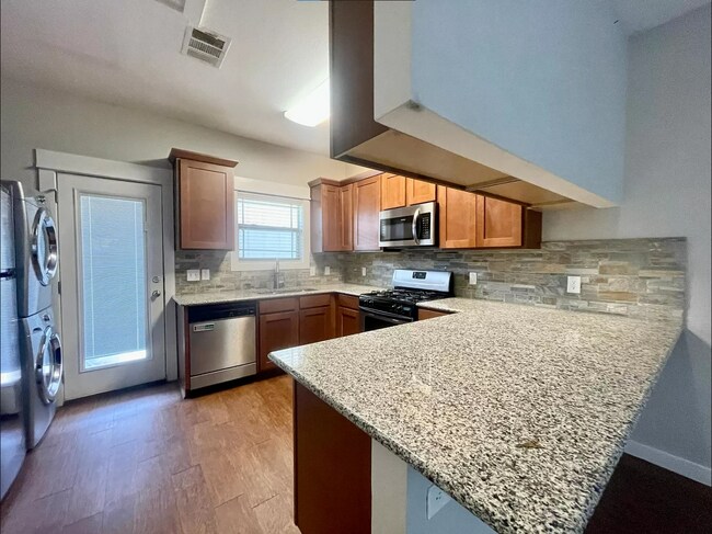 Photo - 706 W N Loop Blvd Unidad #A