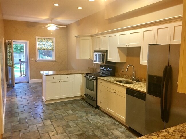 Photo - 617 E 3rd St Unidad 1 Rental