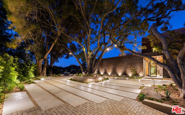 Photo - 9705 Oak Pass Rd