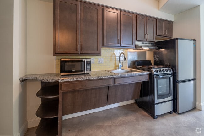 1BR, 1BA - 476SF - Kitchen - CATHEDRAL TOWER APARTMENTS