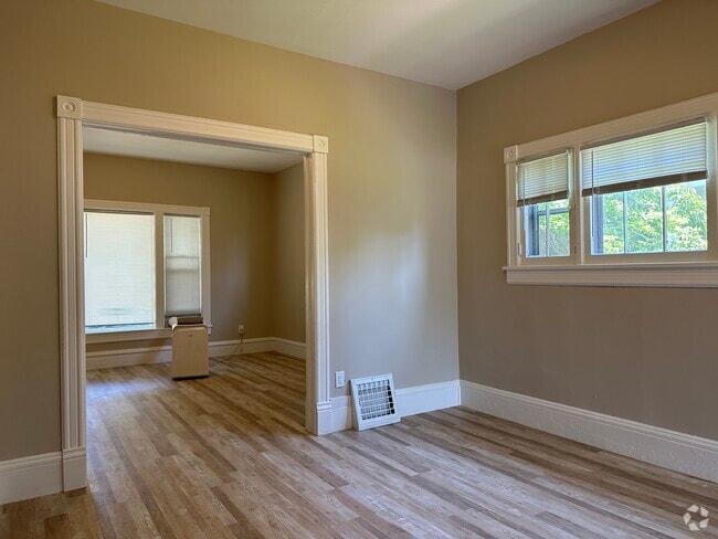 Building Photo - 421 Niagara St Rental