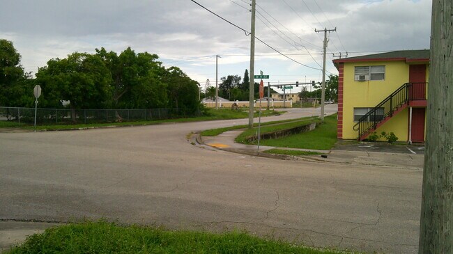 Photo - 900 W 9th St