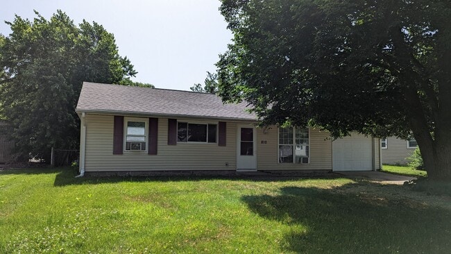 Building Photo - 3 Bed 2 bath home located near shopping, schools, and parks