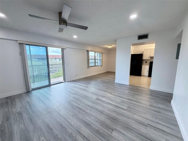 Building Photo - 801 SW 133rd Terrace Unit 410 K