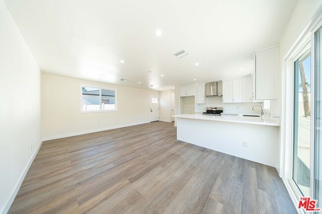 Photo - 8430 Glenoaks Blvd