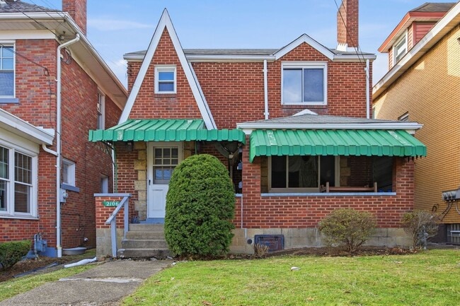 Building Photo - Triplex Unit 2nd Floor