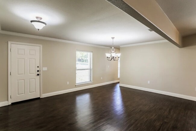 Photo - 2102 Colonial Dr