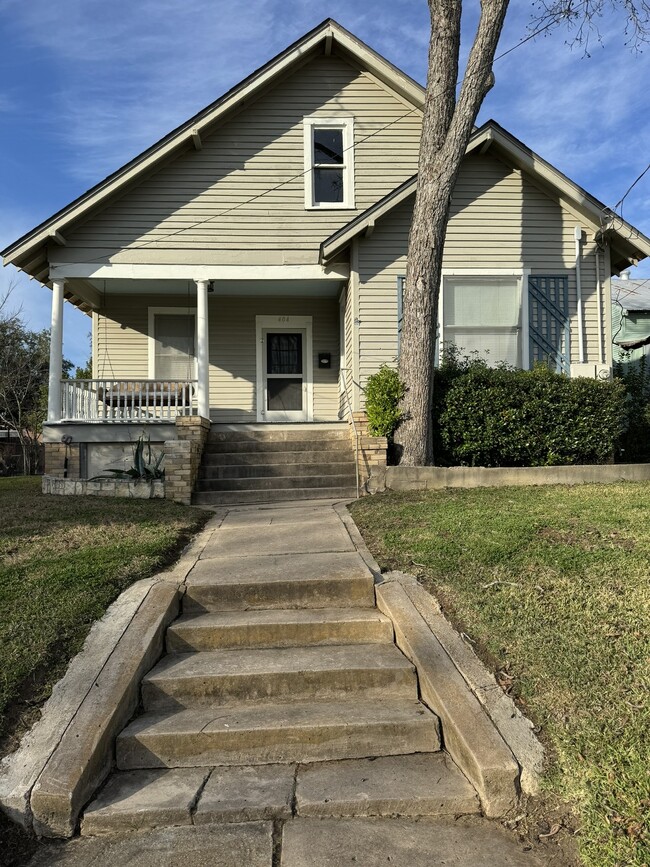 Building Photo - 404 Church St