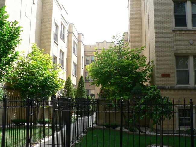Building Photo - Sunny Horner Park Beauty! Lincoln Square West Unit 3G