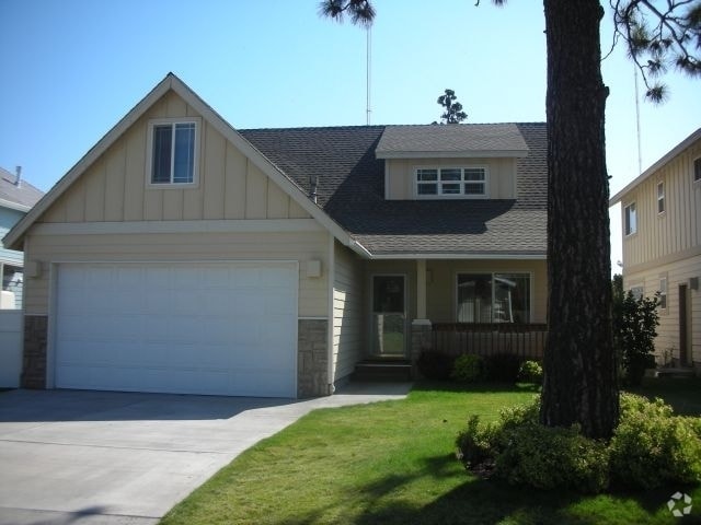 Building Photo - 4 Bedroom Home in NE Bend!