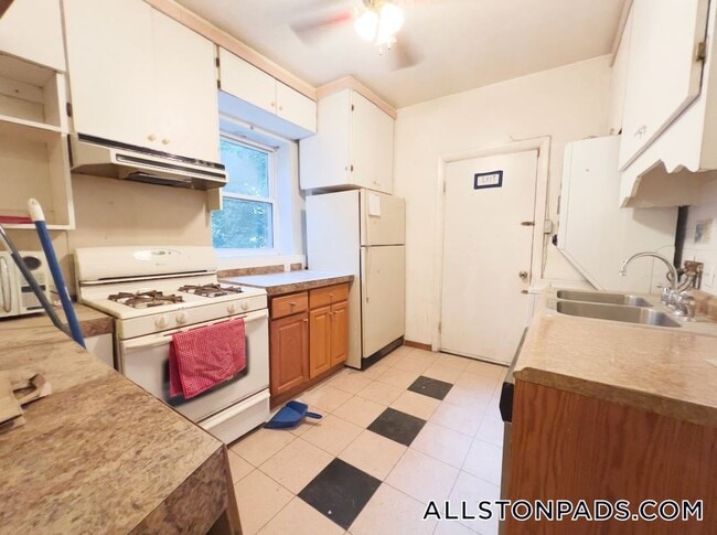 Building Photo - 46 Park Vale Ave Rental