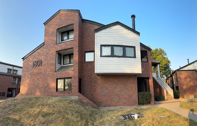Building Photo - Unique two bedroom 1 1/2 bath with additio... Unit 1 Rental