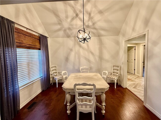 Photo - 305 Meadows Ct