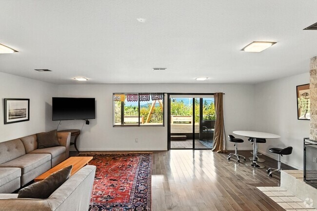 Building Photo - Stunning 1 Bed + Bonus Room/1 Bath Lower-L... Rental