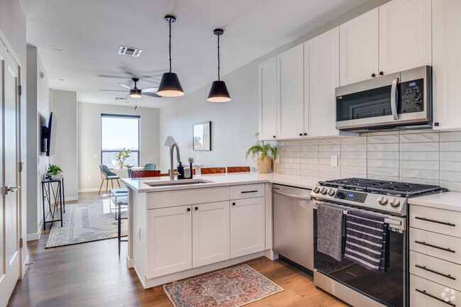 Studio, 1BA - 589SF