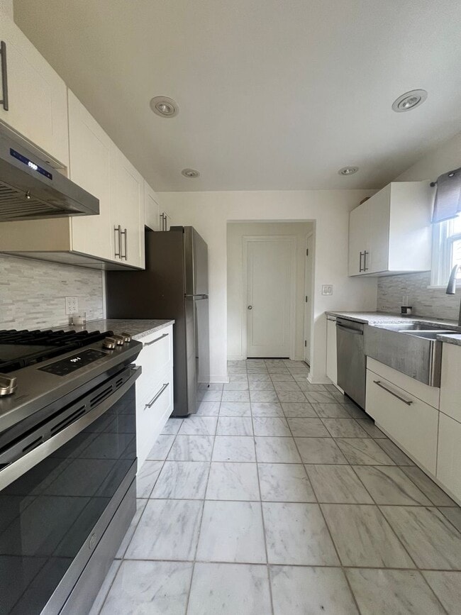 Photo - 3 Bedroom 2 Bathroom in Greenlake!